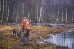Un processus de la chasse pendant la saison de chasse, processus de la chasse de canard, groupe de chasseurs et chien wirehaired image stock Un processus de la chasse pendant la saison de chasse, processus de la chasse de canard, groupe de chasseurs et chien wirehaired image stock