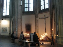 Un punto di preghiera dentro il Domkerk a Utrecht, Paesi Bassi immagini stock Un punto di preghiera dentro il Domkerk a Utrecht, Paesi Bassi immagini stock