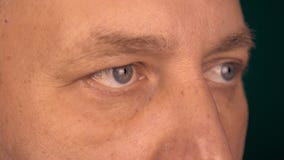 Un punto di vista fisso di un uomo da una distanza vicina Sguardo maschio degli occhi allo stesso punto fronte maschio Mezzo gira archivi video Un punto di vista fisso di un uomo da una distanza vicina Sguardo maschio degli occhi allo stesso punto fronte maschio Mezzo gira archivi video