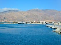 Un quai dans un port grec pendant le début de la matinée Embarcations de plaisance dans un petit port photo libre de droits Un quai dans un port grec pendant le début de la matinée Embarcations de plaisance dans un petit port photo libre de droits