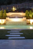 Un raggruppamento con una cascata in un cortile di lusso immagini stock libere da diritti Un raggruppamento con una cascata in un cortile di lusso immagini stock libere da diritti
