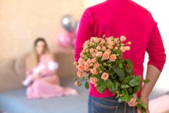 Un ramo de flores del padre a la esposa para el nacimiento de una hija fotos de archivo libres de regalías Un ramo de flores del padre a la esposa para el nacimiento de una hija fotos de archivo libres de regalías