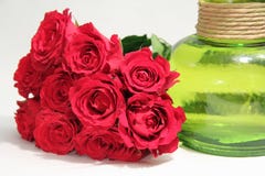 Un ramo de rosas y de florero verde imagenes de archivo Un ramo de rosas y de florero verde imagenes de archivo