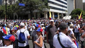 Un rassemblement contre le régime autoritaire de Maduro à Caracas Venezuela montre des défenseurs de Guaido offrant pour l'aide h clips vidéos Un rassemblement contre le régime autoritaire de Maduro à Caracas Venezuela montre des défenseurs de Guaido offrant pour l'aide h clips vidéos