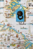 Un recuerdo maltés masivo típico contra el contexto de un mapa turístico del vintage de Malta foto de archivo Un recuerdo maltés masivo típico contra el contexto de un mapa turístico del vintage de Malta foto de archivo