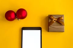 Un regalo per il nuovo anno ed il Natale fotografia stock libera da diritti Un regalo per il nuovo anno ed il Natale fotografia stock libera da diritti