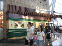 Un restaurante dentro del centro comercial del lugar de Langham, Mong Kok, Hong Kong foto de archivo libre de regalías Un restaurante dentro del centro comercial del lugar de Langham, Mong Kok, Hong Kong foto de archivo libre de regalías