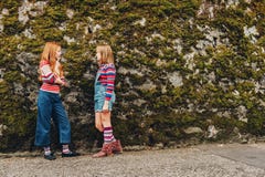 Un ritratto all'aperto di due ragazze divertenti del preteen fotografie stock libere da diritti Un ritratto all'aperto di due ragazze divertenti del preteen fotografie stock libere da diritti