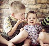 Un ritratto di due bambini svegli fotografia stock libera da diritti Un ritratto di due bambini svegli fotografia stock libera da diritti