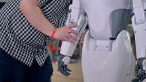 Un robot de se réunir d'ingénieur 4K banque de vidéos Un robot de se réunir d'ingénieur 4K banque de vidéos
