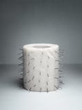 Un rotolo della carta igienica con le spine Scherzo insolito fotografia stock libera da diritti Un rotolo della carta igienica con le spine Scherzo insolito fotografia stock libera da diritti