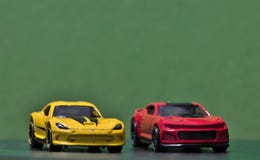 Un rouge et une voiture jaune de jouet image stock Un rouge et une voiture jaune de jouet image stock