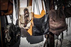 Un sac de Bohème de boho accrochant sur le marché de magasin du jogja Yogyakarta Indonésie de rue de malioboro photos libres de droits Un sac de Bohème de boho accrochant sur le marché de magasin du jogja Yogyakarta Indonésie de rue de malioboro photos libres de droits