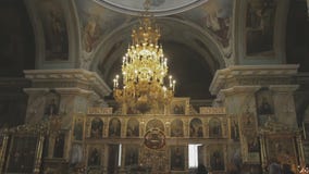 Un sacerdote en la iglesia lee un rezo Un sacerdote en la iglesia lee un rezo