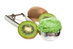 Un scoop de la crème glacée de kiwi d'isolement sur le fond blanc avec la cuillère photographie stock Un scoop de la crème glacée de kiwi d'isolement sur le fond blanc avec la cuillère photographie stock