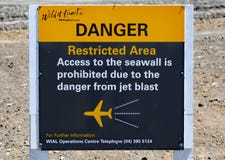 Un segno all'estremità della pista dell'aeroporto a Wellington, la Nuova Zelanda, l'avvertimento dei pericoli dello scoppio di ge fotografia stock libera da diritti Un segno all'estremità della pista dell'aeroporto a Wellington, la Nuova Zelanda, l'avvertimento dei pericoli dello scoppio di ge fotografia stock libera da diritti