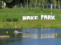 Un segno del parco di risveglio visto con la riflessione dell'acqua in Koszalin, Polonia, agosto 2018 fotografia stock libera da diritti Un segno del parco di risveglio visto con la riflessione dell'acqua in Koszalin, Polonia, agosto 2018 fotografia stock libera da diritti