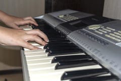 Un Sintetizador O Un Piano Electrónico Tocando Las Manos De Los Niños. Educación Musical Para Niños En La Escuela De Música Imagen de archivo - Imagen de niño, clave: 156386613