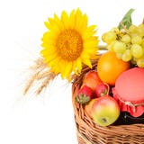 Un sistema de frutas y de pasteles en una cesta tejida aislada en el fondo blanco Espacio libre para el texto fotos de archivo libres de regalías Un sistema de frutas y de pasteles en una cesta tejida aislada en el fondo blanco Espacio libre para el texto fotos de archivo libres de regalías
