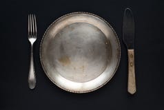 Un sistema de servicio de mesa del vintage: placa, bifurcaciones cruzadas y cucharas en un fondo blanco Cubiertos antiguos Estilo imagen de archivo Un sistema de servicio de mesa del vintage: placa, bifurcaciones cruzadas y cucharas en un fondo blanco Cubiertos antiguos Estilo imagen de archivo