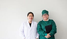 Un sorriso asiatico di due lavoratori medici Ritratto di medico asiatico fotografia stock libera da diritti Un sorriso asiatico di due lavoratori medici Ritratto di medico asiatico fotografia stock libera da diritti