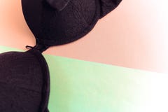 Un soutien-gorge de belle dentelle brune, des sous-vêtements et un espace doux secial femelles de copie sur un rose, fond bleu po photographie stock libre de droits Un soutien-gorge de belle dentelle brune, des sous-vêtements et un espace doux secial femelles de copie sur un rose, fond bleu po photographie stock libre de droits