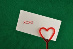 Un supporto di nota con un cuore rosso con una nota fotografie stock Un supporto di nota con un cuore rosso con una nota fotografie stock
