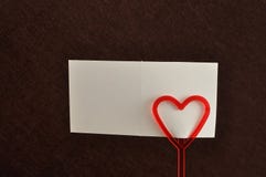 Un supporto di nota con un cuore rosso con una nota fotografia stock libera da diritti Un supporto di nota con un cuore rosso con una nota fotografia stock libera da diritti