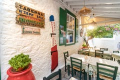 Un taverna grec traditionnel avec les chaises vertes en bois au centre de la ville, hydre, Grèce photographie stock libre de droits Un taverna grec traditionnel avec les chaises vertes en bois au centre de la ville, hydre, Grèce photographie stock libre de droits
