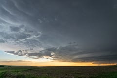 Un temporale del supercell con il mammatus si rannuvola le pianure di Colorado orientale al tramonto fotografie stock libere da diritti Un temporale del supercell con il mammatus si rannuvola le pianure di Colorado orientale al tramonto fotografie stock libere da diritti
