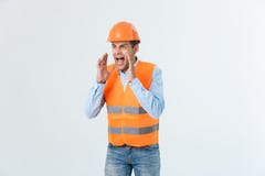 Un trabajador de construcción que grita para arriba en algo imagen de archivo libre de regalías Un trabajador de construcción que grita para arriba en algo imagen de archivo libre de regalías