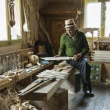 Un trabajador de la madera en Rumania fotos de archivo Un trabajador de la madera en Rumania fotos de archivo