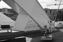 Un trabajador repinta un puente imagen de archivo Un trabajador repinta un puente imagen de archivo