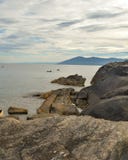 Un tramonto dorato alla spiaggia di Kande, il lago Malawi, Malawi immagine stock Un tramonto dorato alla spiaggia di Kande, il lago Malawi, Malawi immagine stock