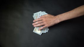 Un trato entre dos personas Transferencia del primer de los dólares Primer del día del día de paga almacen de metraje de vídeo Un trato entre dos personas Transferencia del primer de los dólares Primer del día del día de paga almacen de metraje de vídeo