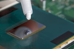 Un tubo di grasso termico sopra il chip di unità di elaborazione immagine stock Un tubo di grasso termico sopra il chip di unità di elaborazione immagine stock