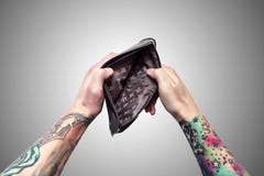 Un type avec des tatouages sur ses mains tient une bourse vide sur un fond blanc, isolat images libres de droits Un type avec des tatouages sur ses mains tient une bourse vide sur un fond blanc, isolat images libres de droits