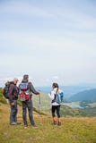 Un uomo anziano che dà un giro per un giovane gruppo di persone fotografie stock Un uomo anziano che dà un giro per un giovane gruppo di persone fotografie stock