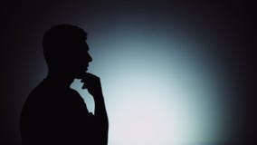 un uomo ascolta l'interlocutore, risponde a lui, attivamente gesticola Emozioni, conversazione, gesti stock footage un uomo ascolta l'interlocutore, risponde a lui, attivamente gesticola Emozioni, conversazione, gesti stock footage