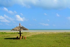 Un uomo ha fatto la baracca ha creato su una spiaggia sulle isole di andamane, India immagini stock Un uomo ha fatto la baracca ha creato su una spiaggia sulle isole di andamane, India immagini stock