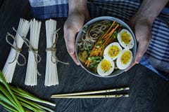 Un uomo mangia le tagliatelle di soba del grano saraceno con salsa ed i piatti laterali in brodo Alimento giapponese Cucina asiat fotografie stock Un uomo mangia le tagliatelle di soba del grano saraceno con salsa ed i piatti laterali in brodo Alimento giapponese Cucina asiat fotografie stock
