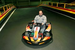 Un uomo nel da go-kart sulla karting-pista fotografie stock libere da diritti Un uomo nel da go-kart sulla karting-pista fotografie stock libere da diritti