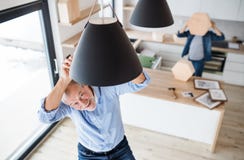 Un uomo senior che aiuta suo figlio con fornire nuova casa, un nuovo concetto domestico fotografia stock libera da diritti Un uomo senior che aiuta suo figlio con fornire nuova casa, un nuovo concetto domestico fotografia stock libera da diritti
