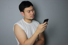 Un uomo sta considerando il telefono cellulare immagini stock Un uomo sta considerando il telefono cellulare immagini stock