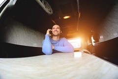 Un uomo sul treno sta parlando sul telefono fotografie stock libere da diritti Un uomo sul treno sta parlando sul telefono fotografie stock libere da diritti