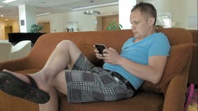 Un uomo è sulla sua metà di compressa del cuscinetto su uno strato stock footage Un uomo è sulla sua metà di compressa del cuscinetto su uno strato stock footage