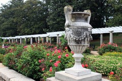 Un'urna di pietra ornamentale nel giardino italiano fotografia stock libera da diritti Un'urna di pietra ornamentale nel giardino italiano fotografia stock libera da diritti