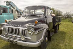 Un vecchio camion posteriore aperto colorato grigio di retro guado del letto fotografia stock libera da diritti Un vecchio camion posteriore aperto colorato grigio di retro guado del letto fotografia stock libera da diritti