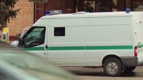 Un vehículo acorazado de la colección con el vidrio a prueba de balas está esperando cerca de Oschadbank Las manos de los conduct almacen de metraje de vídeo Un vehículo acorazado de la colección con el vidrio a prueba de balas está esperando cerca de Oschadbank Las manos de los conduct almacen de metraje de vídeo