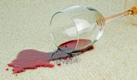 Un verre renversé de vin rouge photos stock Un verre renversé de vin rouge photos stock